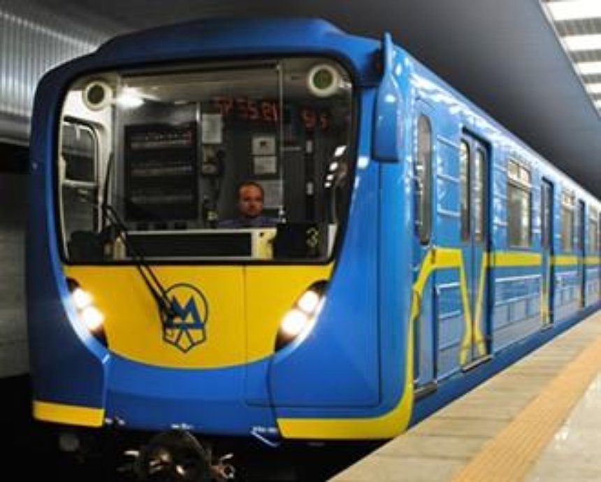 В киевском метро двое пассажиров упали на рельсы