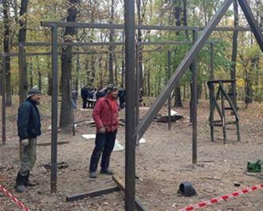 ​В парке Рыльского сооружают площадку для пенсионеров