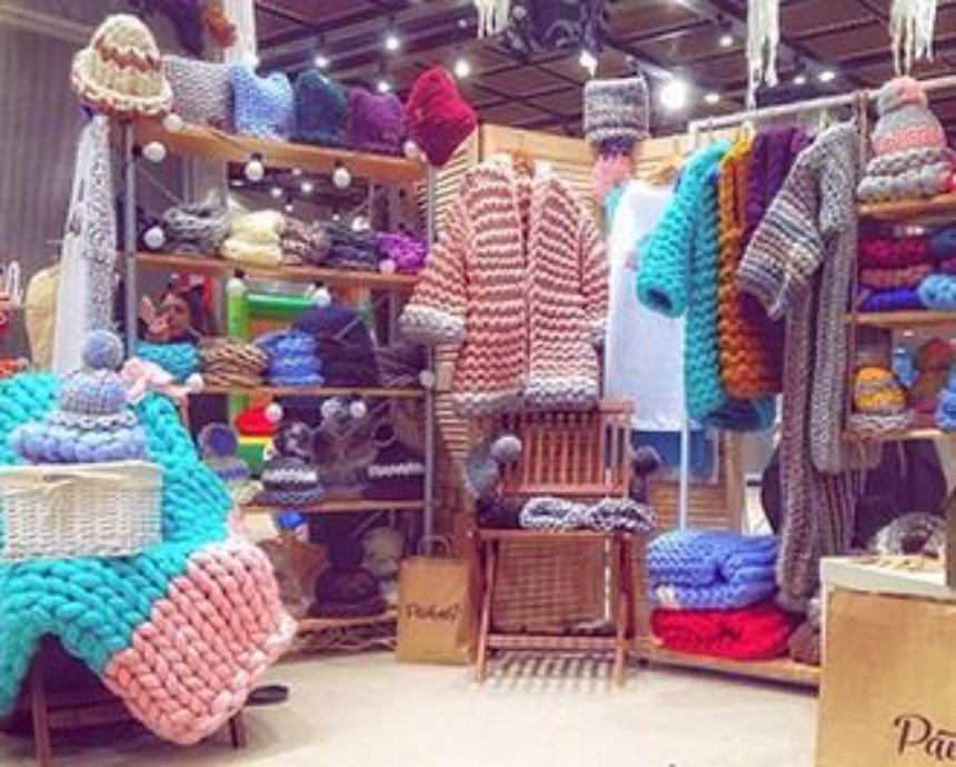 Неоновые пальто, уникальные свитера и жизнерадостные сумки: крупнейшая украинская модная ярмарка открывает зимний сезон