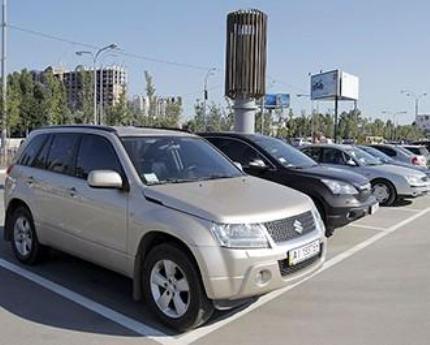 В Киеве снесут больше 100 незаконных парковок