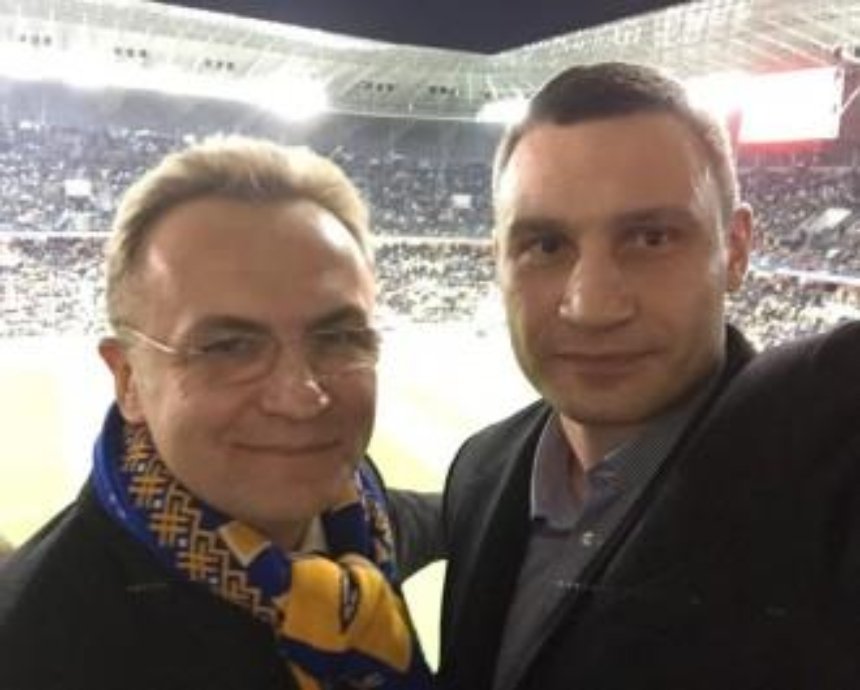 Кличко и Садовой вместе болеют за сборную Украины во Львове