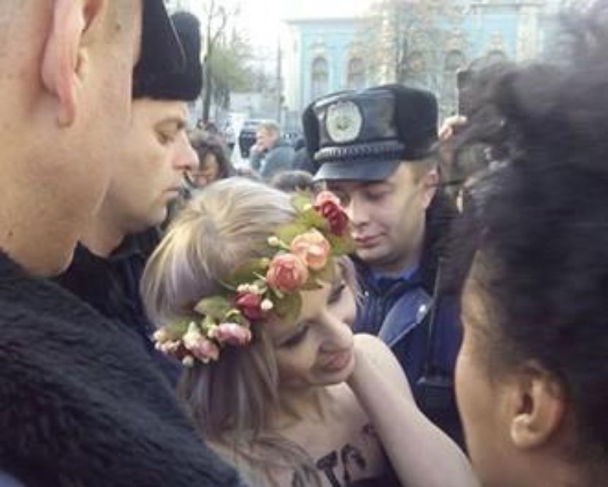 В центре Киева задержали двух голых девушек (фото)