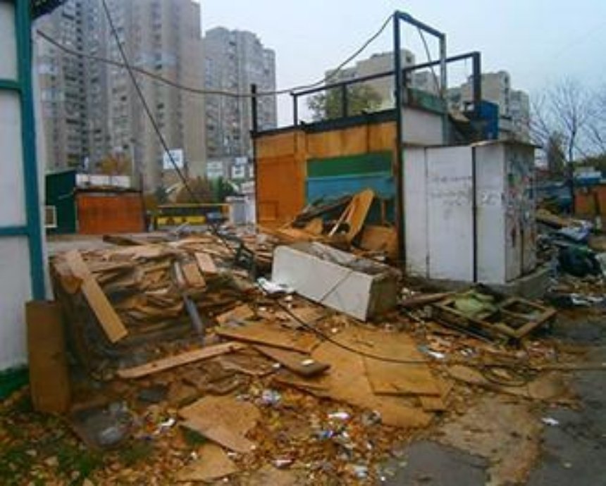 Районная власть в течение нескольких месяцев не замечает стихийную свалку у м. Харьковская (фото)
