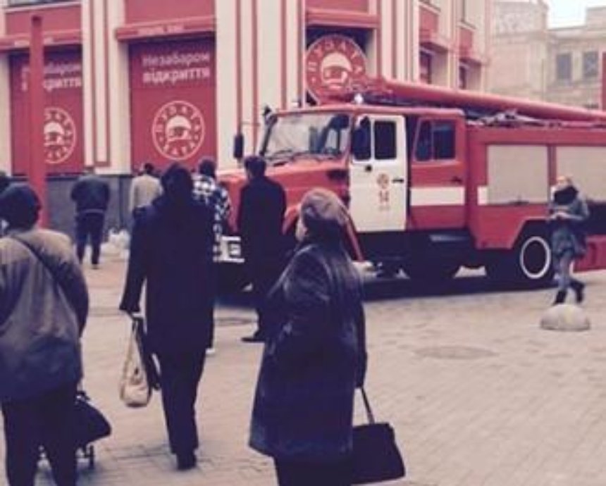 В Киеве горел ресторан быстрого питания (фото)