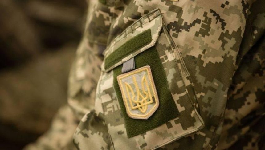 Помогите опознать: в Киеве нашли молодого военного без сознания