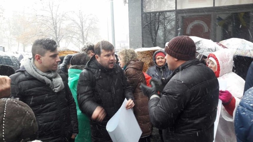 В Киеве провокаторы избили митингующих, выступающих за запрет продажи алкоголя