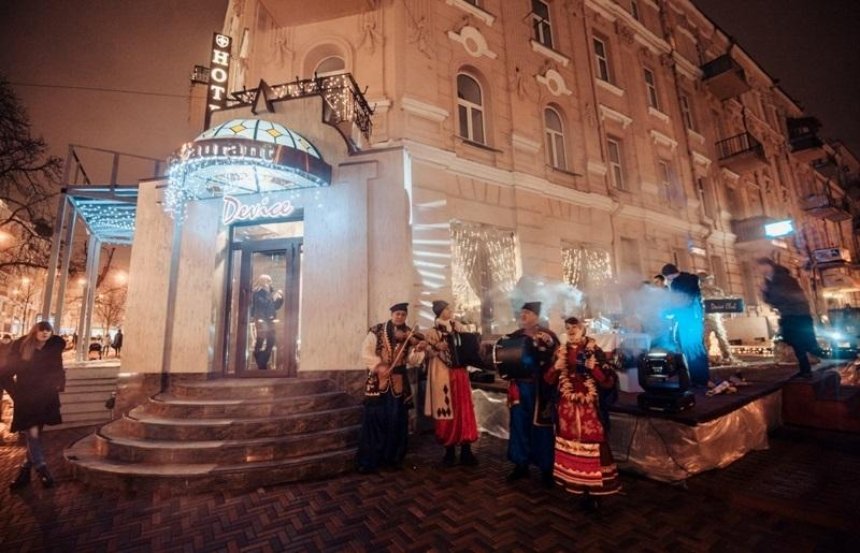 Скандальный ресторан изуродовал фасад исторического здания в центре Киева (фото)