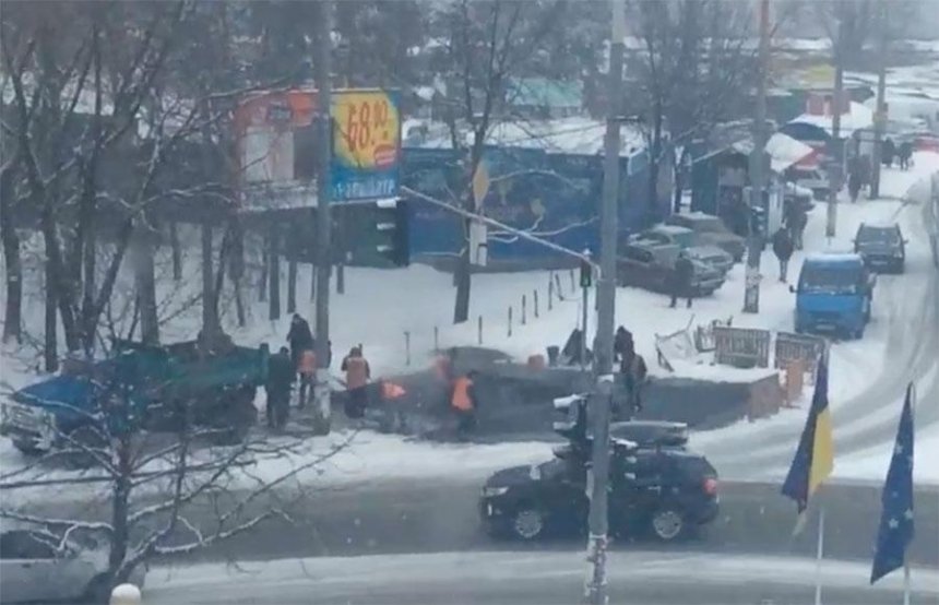 В любую погоду: киевские коммунальщики укладывают асфальт во время снегопада (видео)