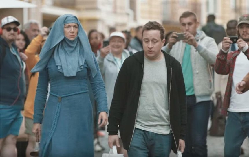 "Позор!": актеры из "Игры престолов" снялись в рекламе на улицах Киева (видео)
