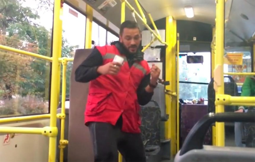Давай потанцуем: в киевском транспорте "зажигает" необычный кондуктор (видео)