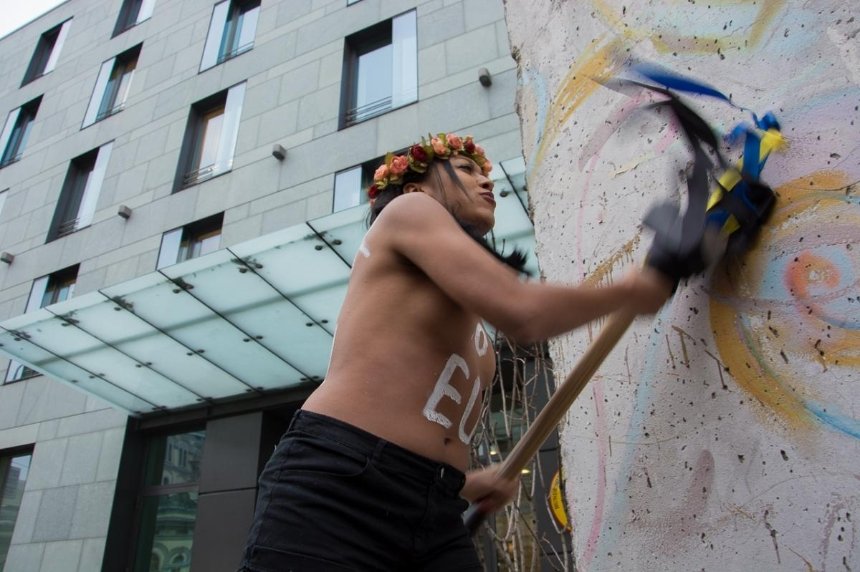Напівгола активістка FEMEN розбила шматок Берлінської стіни біля посольства Німеччини (фото)