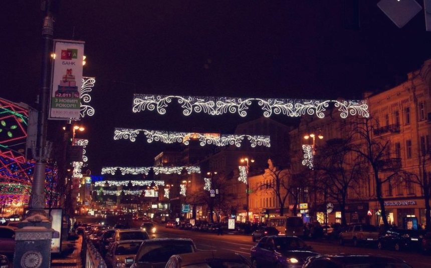 Свято наближається: в Києві почали монтувати новорічну ілюмінацію