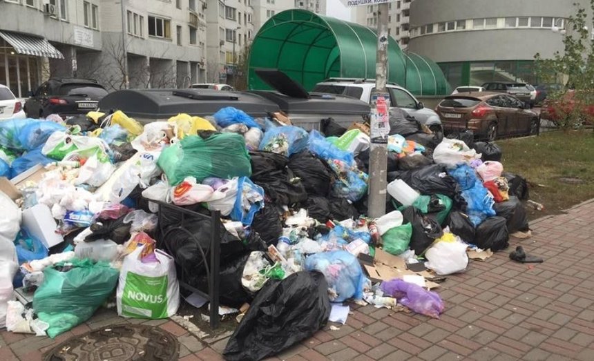 Куча мала: на Позняках посреди улицы выросла гора мусора
