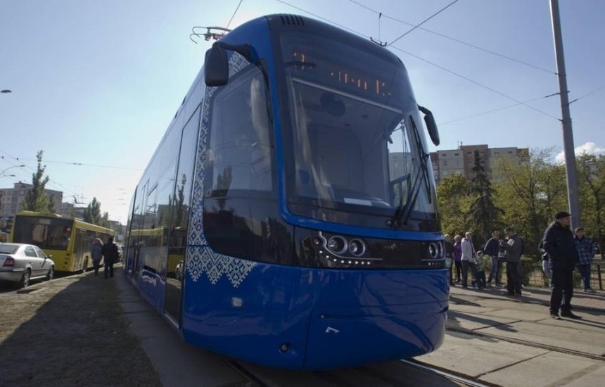 Красивый и в вышиванке: в Киев доставили еще один польский трамвай