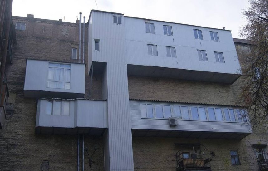 "Рак дома последней стадии": историческое здание в центре "украсили" уродливыми балконами