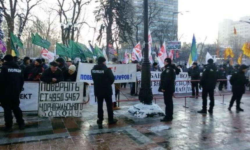 Травматическое ружие и "титушки": как проходят митинги в центре Киева