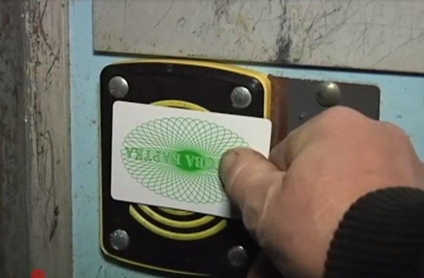 Жителей поселка под Киевом заставили покупать проездной на лифт (видео)