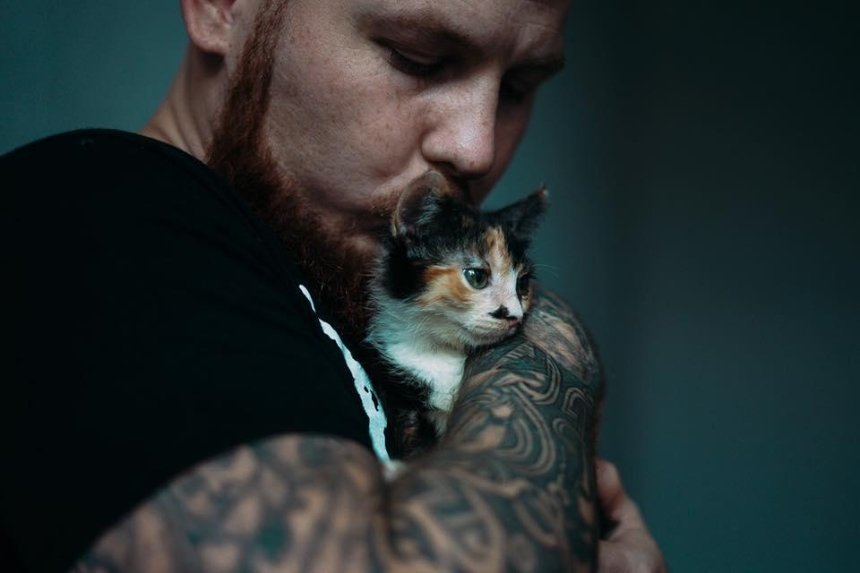Брутальная нежность: татуированные парни снялись в милой фотосессии с бездомными животными (фото)