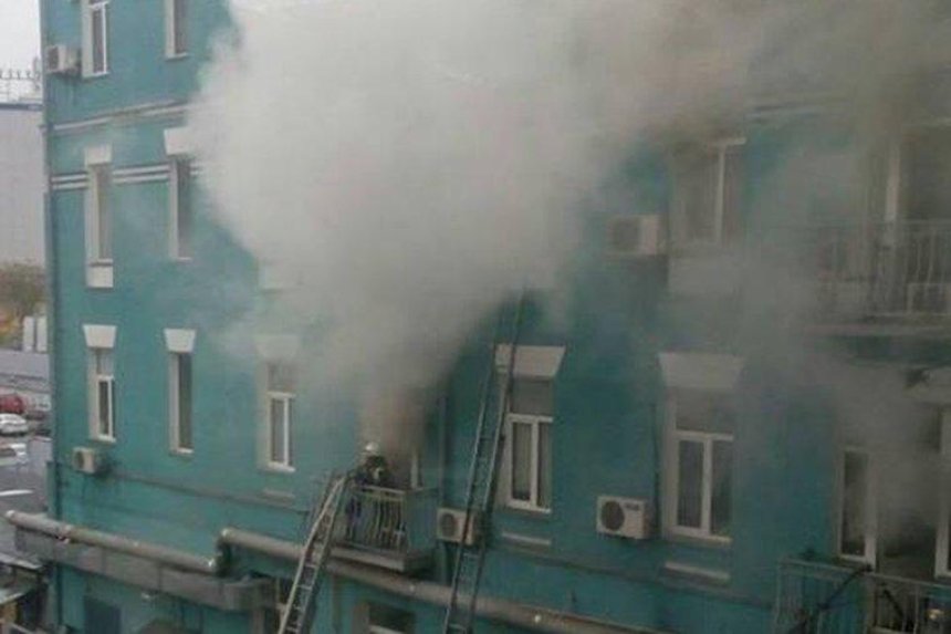 В центре Киева горит здание с рестораном (фото, видео) (обновлено)