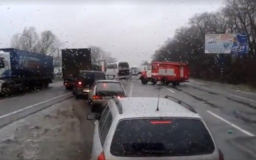Массовая авария: на трассе под Киевом столкнулись сразу 11 машин