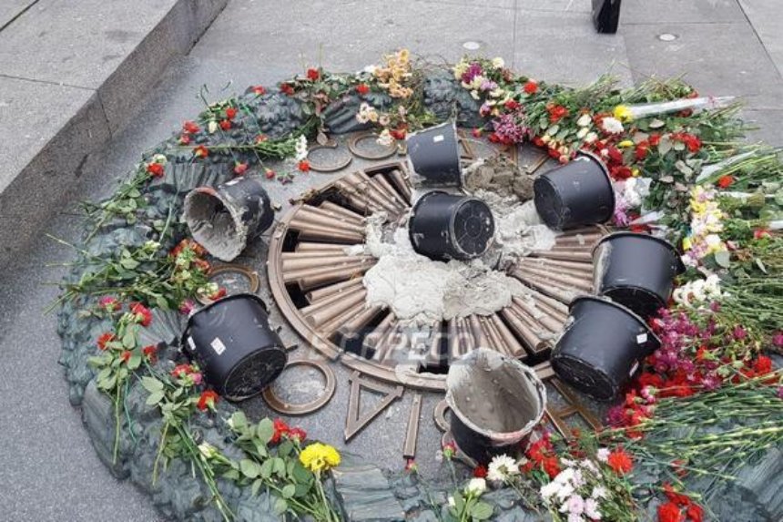 В Киеве вандалы залили Вечный огонь цементом (фото)