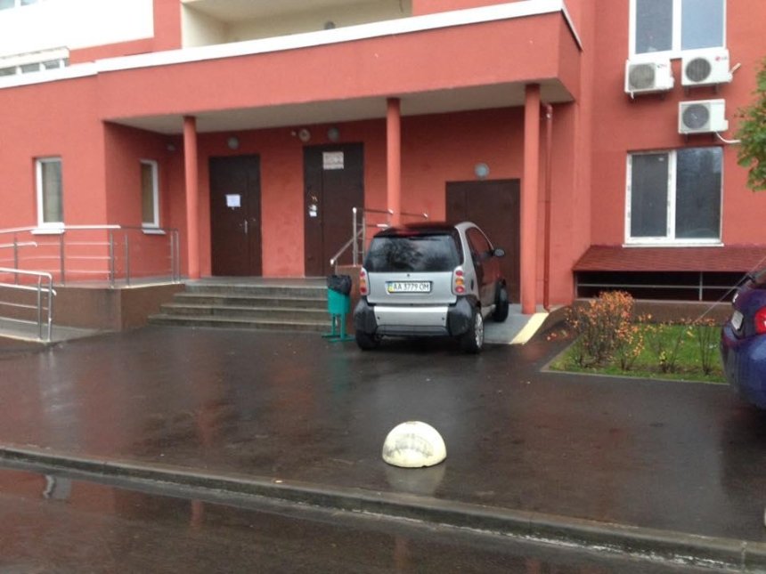 Не донесли до ліфта: киян обурило авто, припарковане на пандусі (фото)