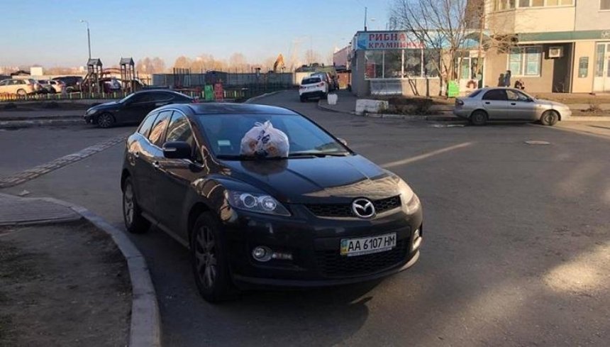 Киевляне придумали необычный способ борьбы с "героями парковки" (фото)