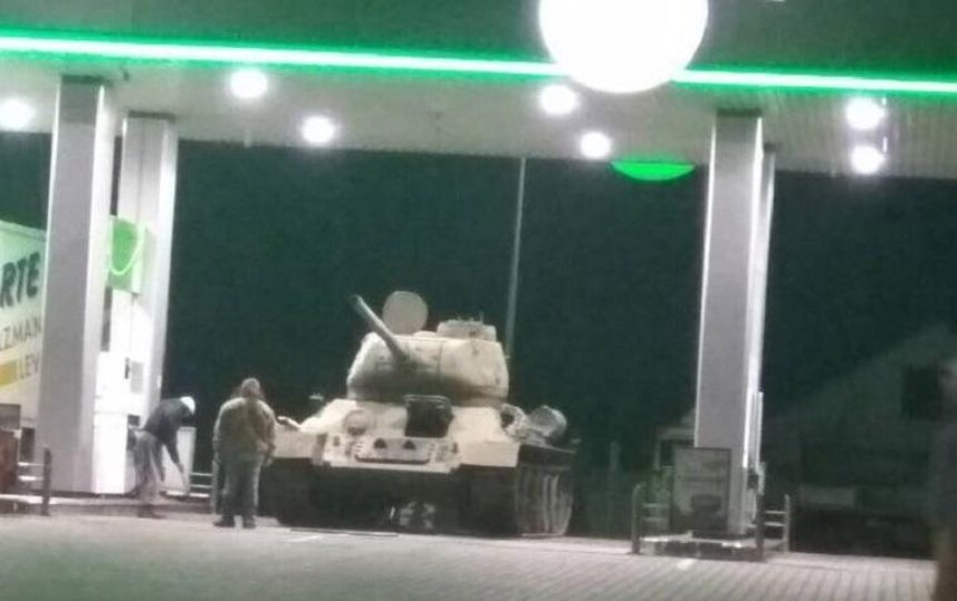 Раптово: на заправці під Києвом помітили танк (фото)