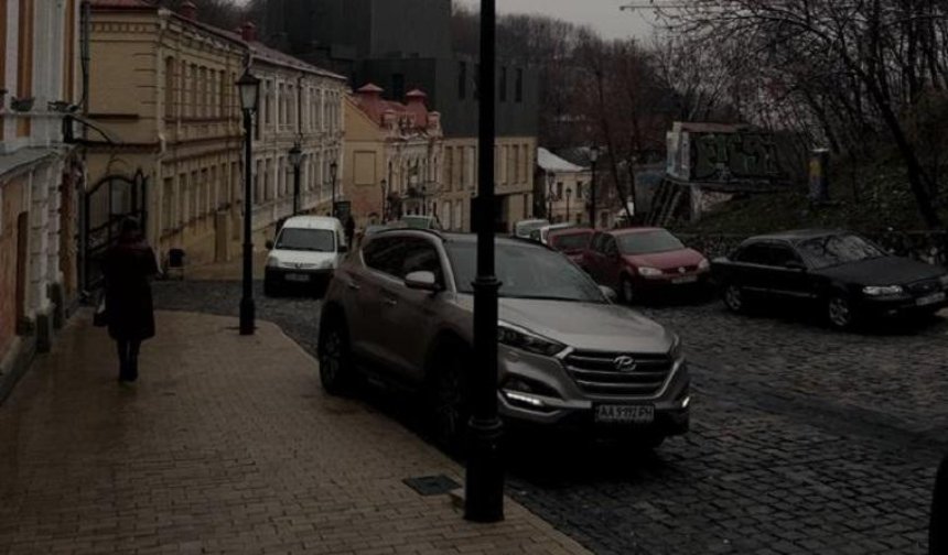 Автомобили вновь оккупировали Андреевский спуск (фото)