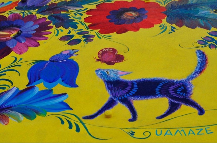 Цветы и котики: в столичном парке появились качели с необычной росписью (фото)