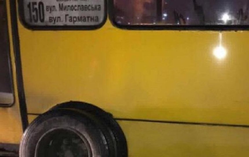 В Киеве у маршрутки отвалилось колесо (фото)