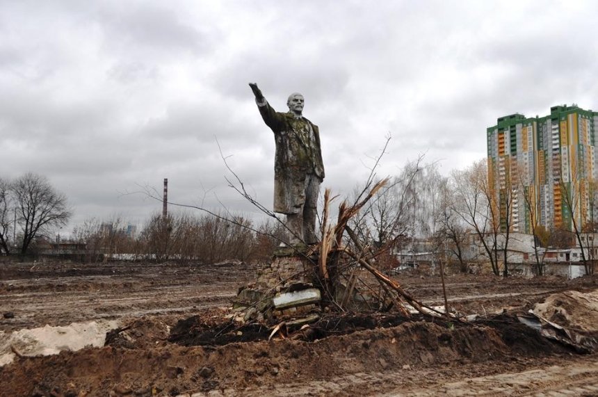 Хорошо спрятался: в Киеве нашли уцелевший памятник Ленину