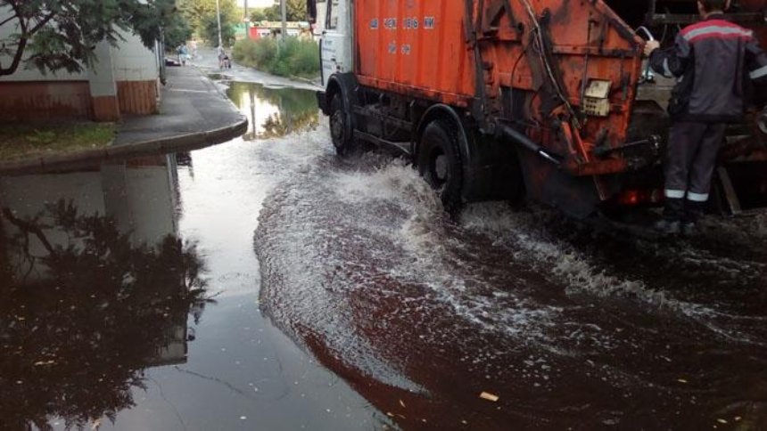 В Шевченковском районе снова капитально затопило улицу