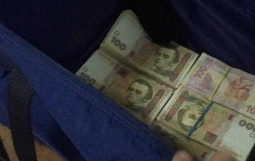 Запорожские школьники нашли сумку с деньгами 