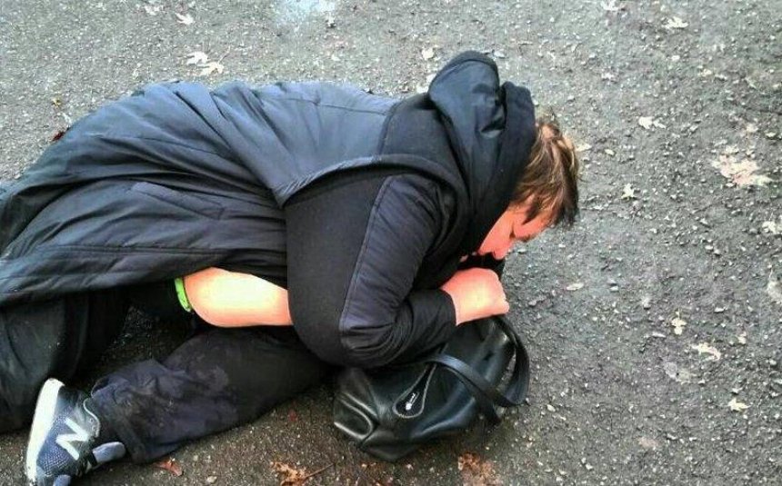 В Києві вщент п'яна жінка випала з-за керма машини та заснула на асфальті (фото)