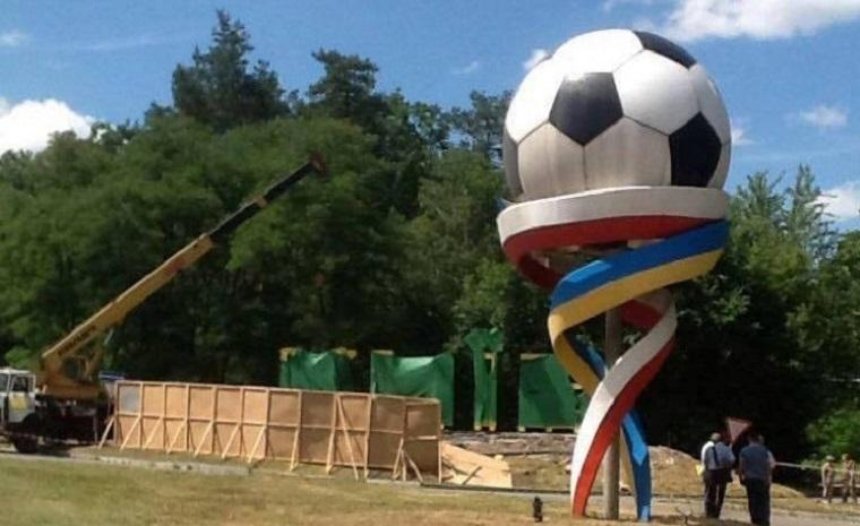 У Києві демонтують встановлену до Євро-2012 скульптуру