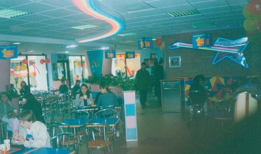 Киевляне поделились в соцсетях фотографиями одного из первых McDonalds 