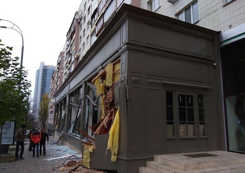 В центре Киева разгромили мебельный магазин (фото, видео)