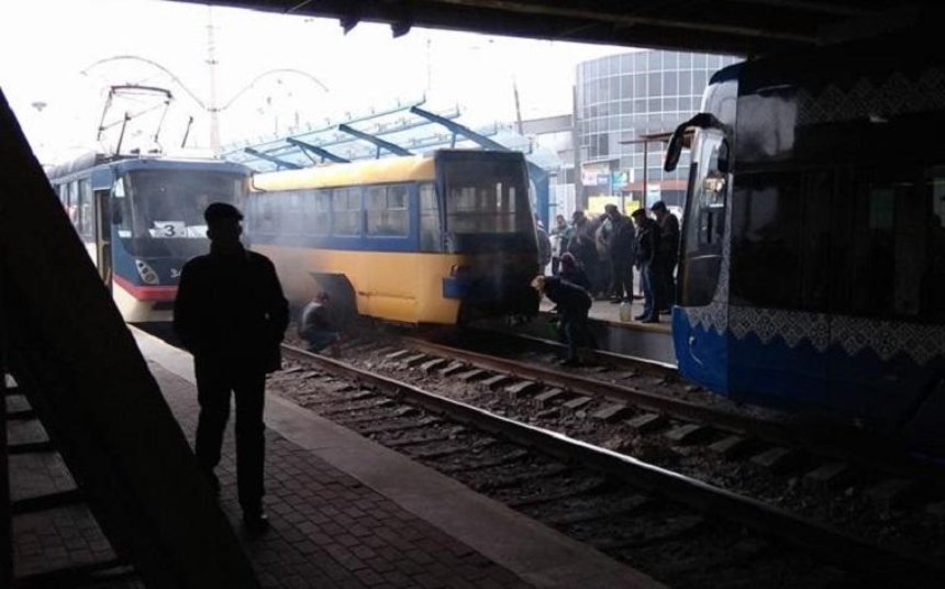 В Киеве на ходу загорелся скоростной трамвай (фото)