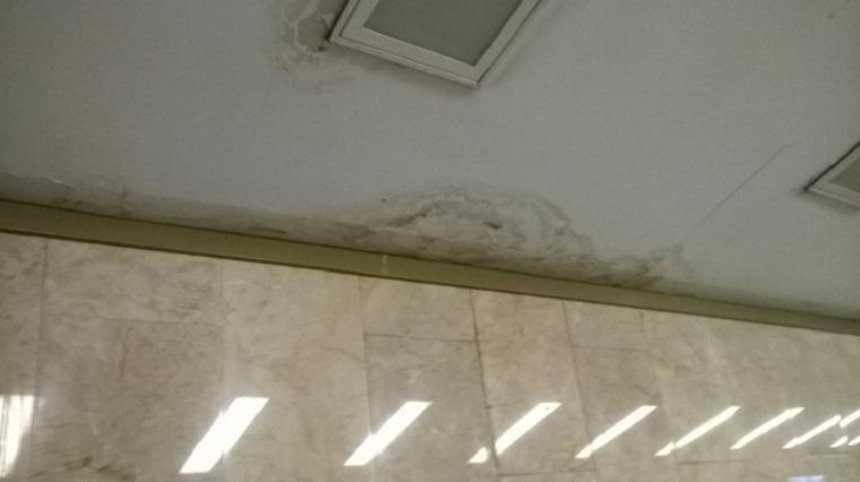 На одной из станций столичного метро протекает потолок (фото)
