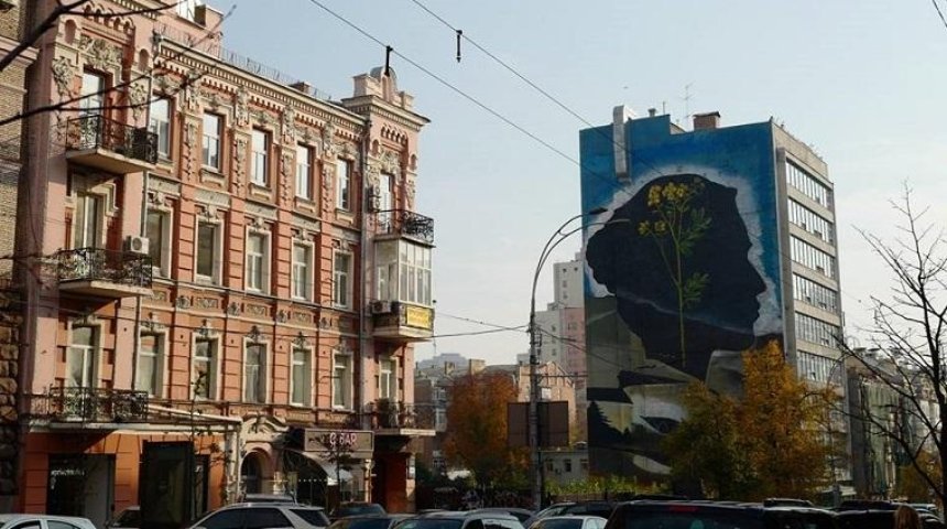 Будівлю в центрі Києва прикрасила величезна голова Лесі Українки (фото)