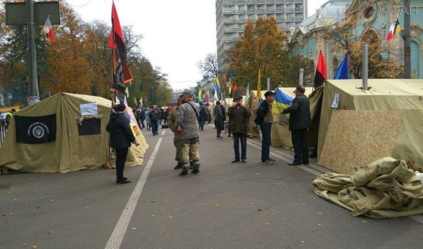 Киевляне требуют сноса палаток под Радой из-за криминала и пробок