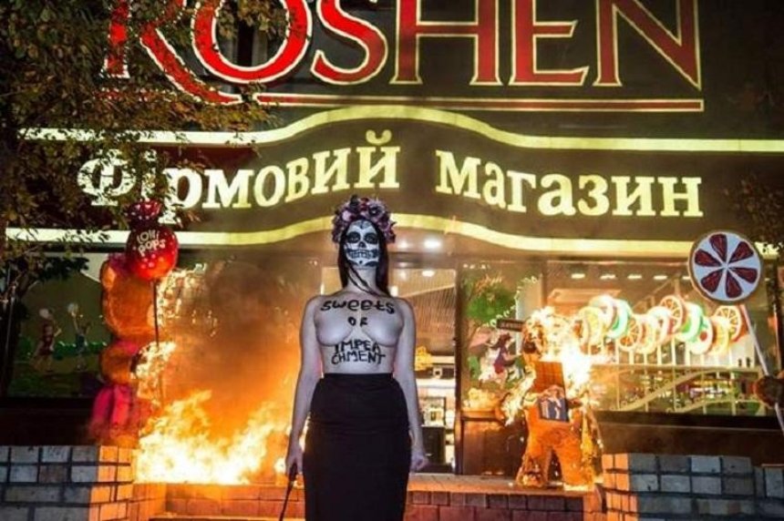 "Конфеты или импичмент": активистка Femen сожгла медведей в центре столицы (видео)