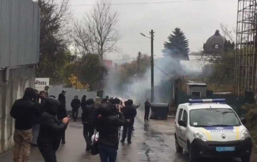В Киеве застройщик разгонял протестующих взрывпакетами (видео)