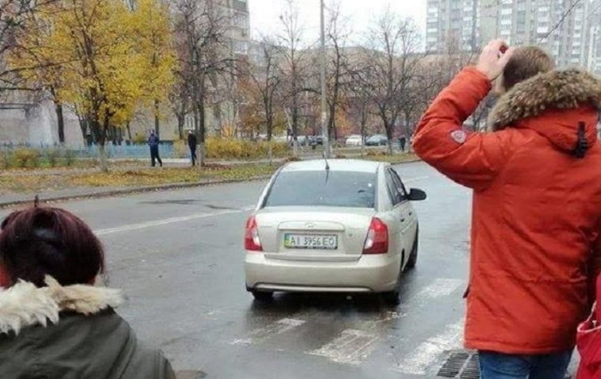 В Киеве средь белого дня похитили женщину (фото) 