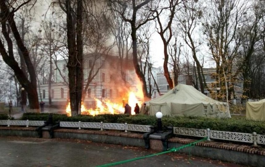 В Мариинском парке произошел пожар (фото)