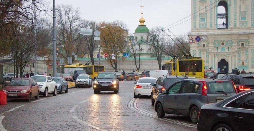 Водитель-неумеха устроил коллапс в центре Киева (фото)