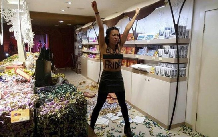 В "черную пятницу" разгромили магазин Roshen (фото)