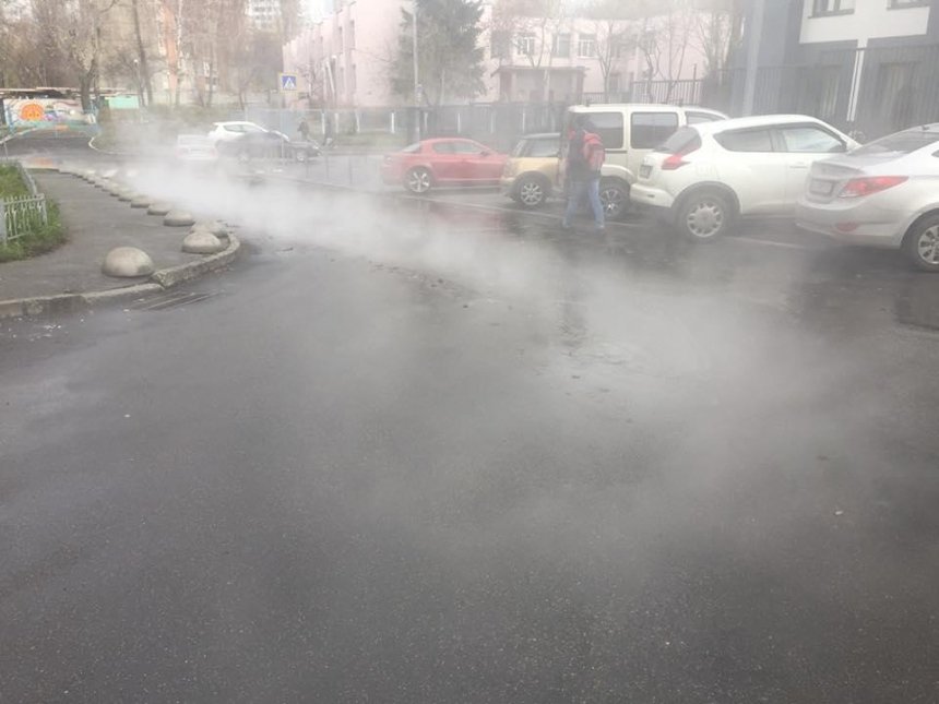Тепленькая пошла: на Отрадном по улицам течет кипяток (фото)