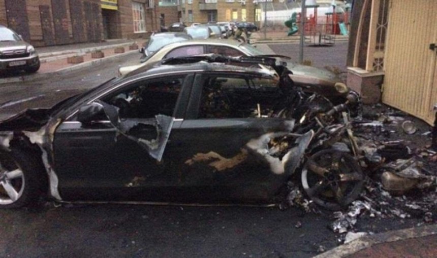 В столице сгорело авто водителя экс-министра инфраструктуры (фото)